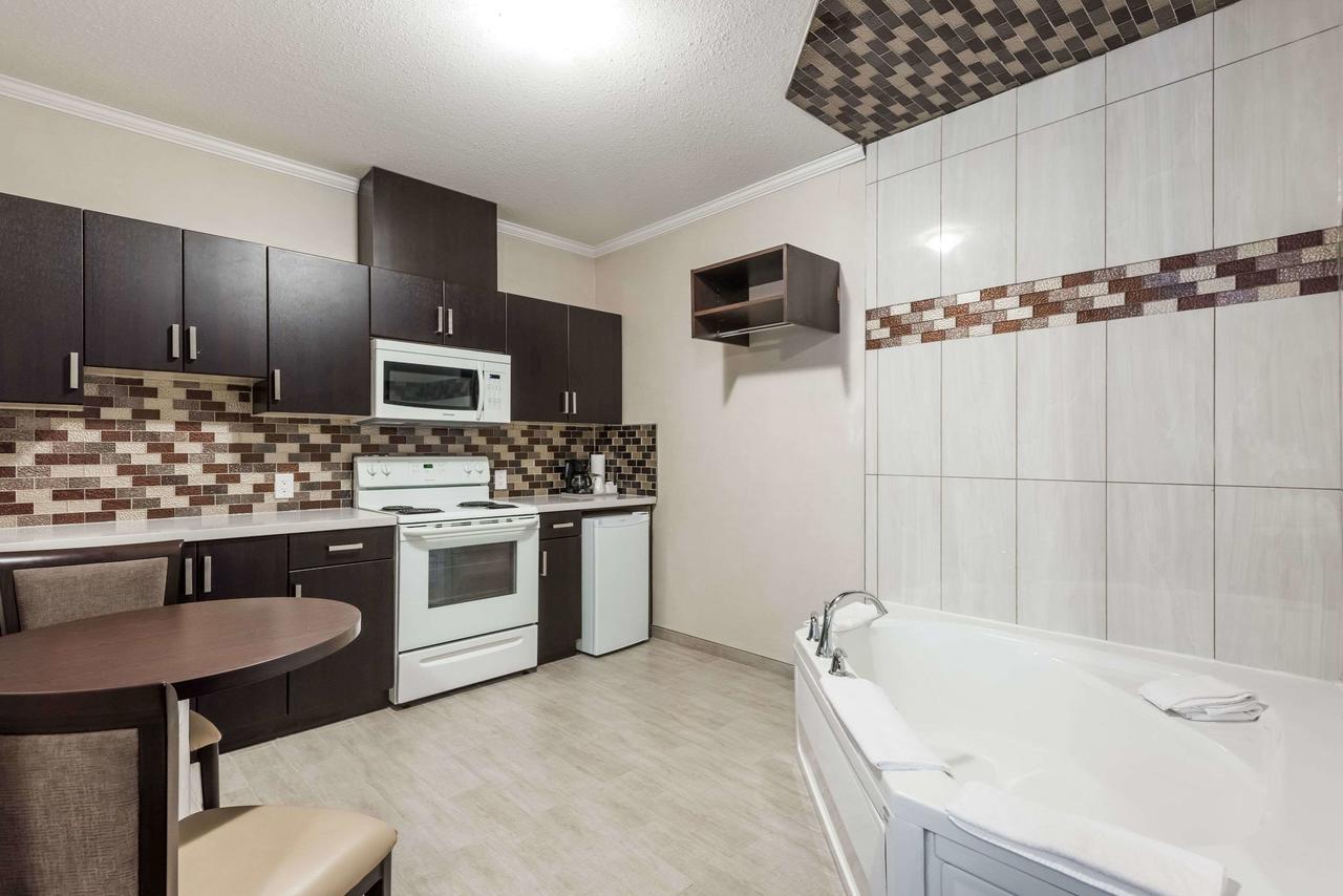 Super 8 By Wyndham Watrous Μοτέλ Εξωτερικό φωτογραφία